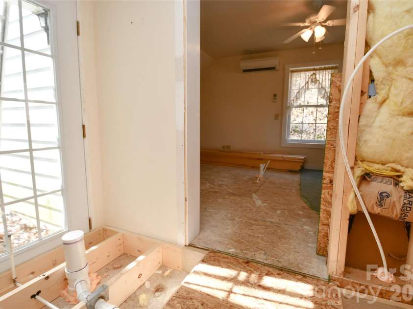 477 West Ridge Drive, Burnsville, NC 28714.  MLS# CAR4362553, YatesRealty ID 6788. 