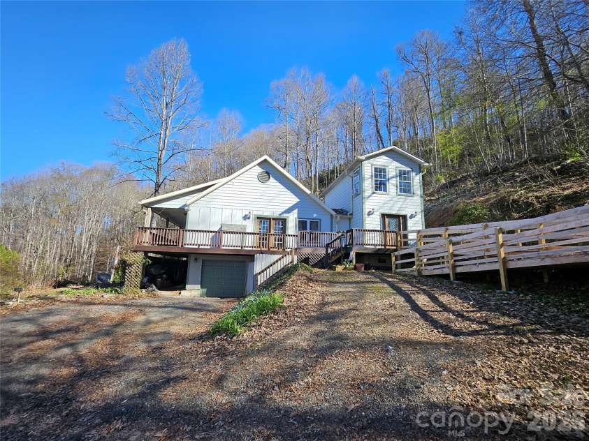 477 West Ridge Drive, Burnsville, NC 28714.  MLS# CAR4362553, YatesRealty ID 6788. 