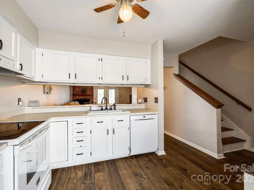 10961 Carmel Crossing Road, Charlotte, NC 28226.  MLS# CAR4232276, YatesRealty ID 6790. 