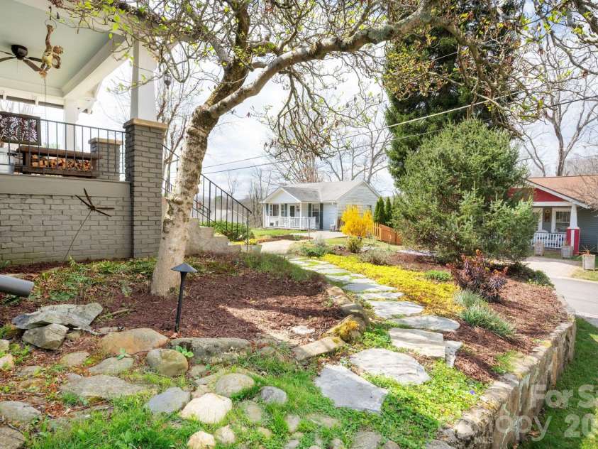 21 Craig Circle, Asheville, NC 28805.  MLS# CAR4359482, YatesRealty ID 6791. Established Landscaping
