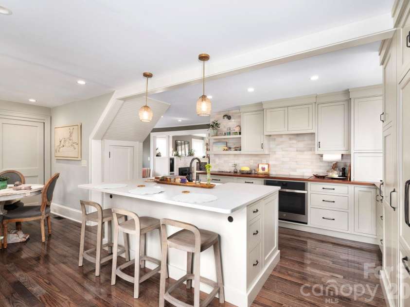 21 Craig Circle, Asheville, NC 28805.  MLS# CAR4359482, YatesRealty ID 6791. Expanded, Renovated Kitchen Reflects Master Craftsmanship