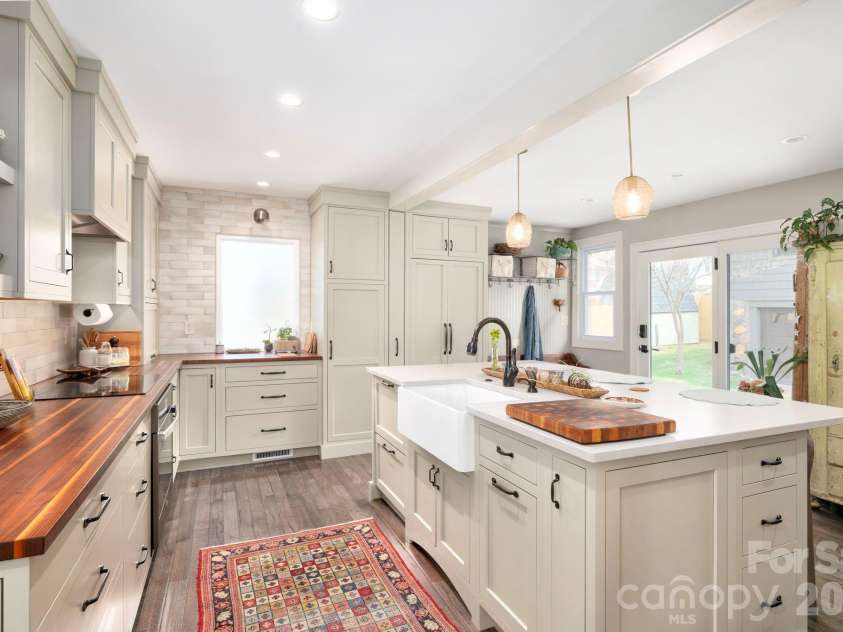 21 Craig Circle, Asheville, NC 28805.  MLS# CAR4359482, YatesRealty ID 6791. Open and Airy