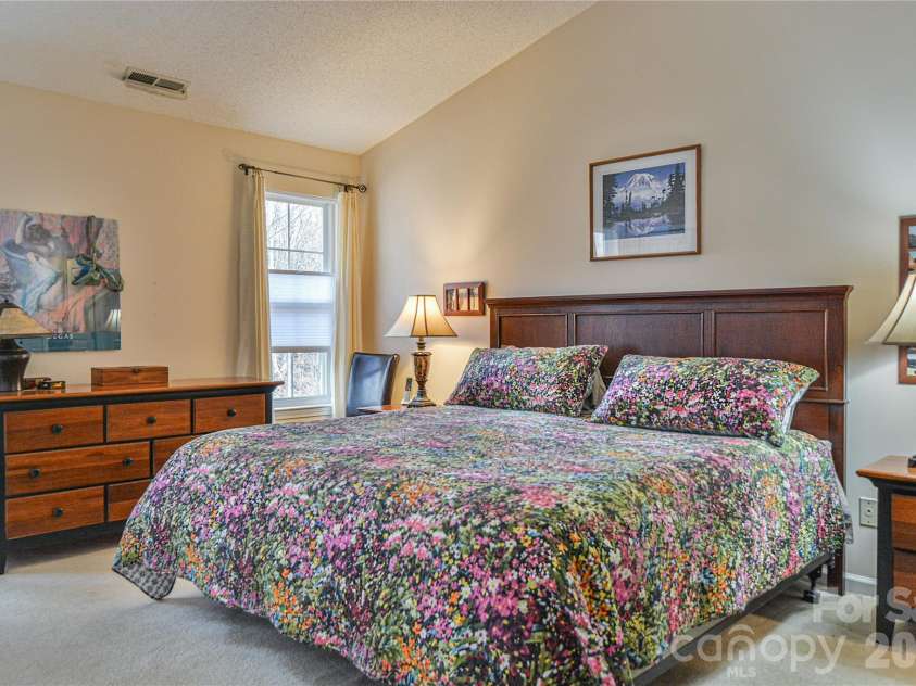 1301 Hyde Park Drive, Asheville, NC 28806.  MLS# CAR4336141, YatesRealty ID 6793. Vaulted ceiling and large living space