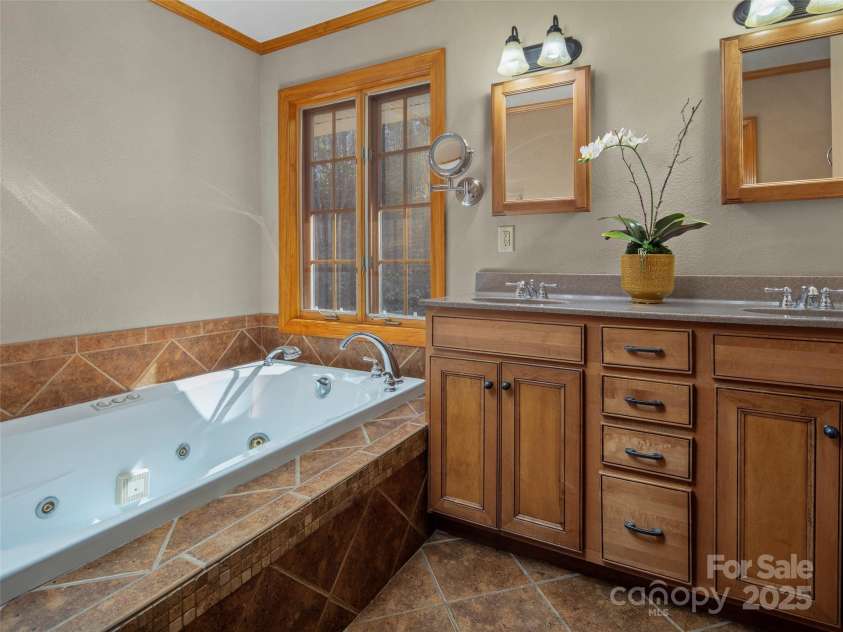 609 Fork Road, Black Mountain, NC 28711.  MLS# CAR4232280, YatesRealty ID 6793. Primary bath with soaker tub