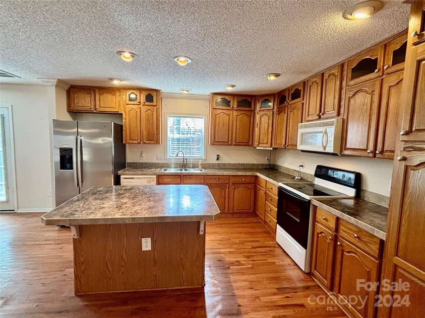 4761 Sand Clay Road, Hickory, NC 28602.  MLS# CAR4203583, YatesRealty ID 6794. 