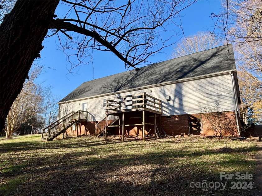 4761 Sand Clay Road, Hickory, NC 28602.  MLS# CAR4203583, YatesRealty ID 6794. 