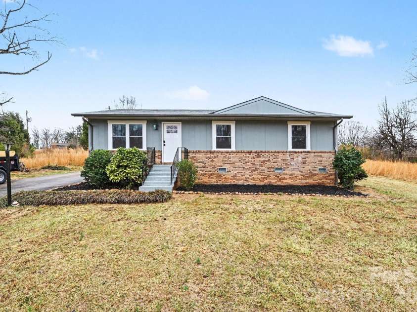 300 Lakewood Drive, Gastonia, NC 28056.  MLS# CAR4350014, YatesRealty ID 6804. 