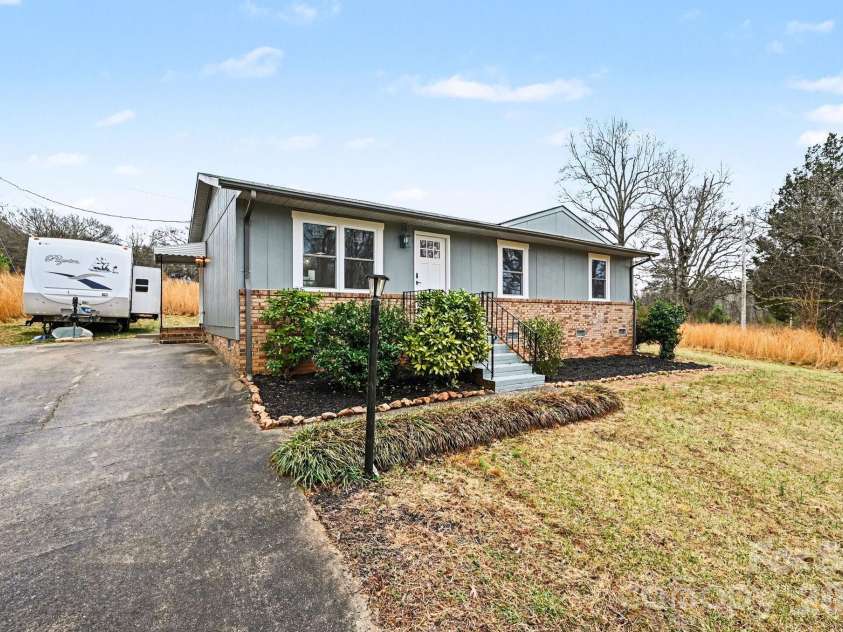 300 Lakewood Drive, Gastonia, NC 28056.  MLS# CAR4350014, YatesRealty ID 6804. 