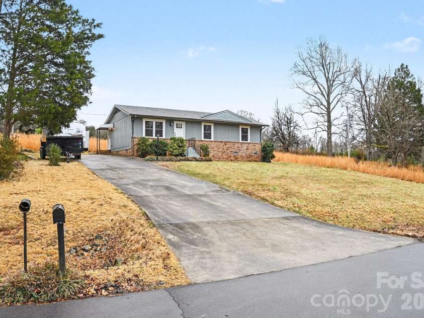 300 Lakewood Drive, Gastonia, NC 28056.  MLS# CAR4350014, YatesRealty ID 6804. 