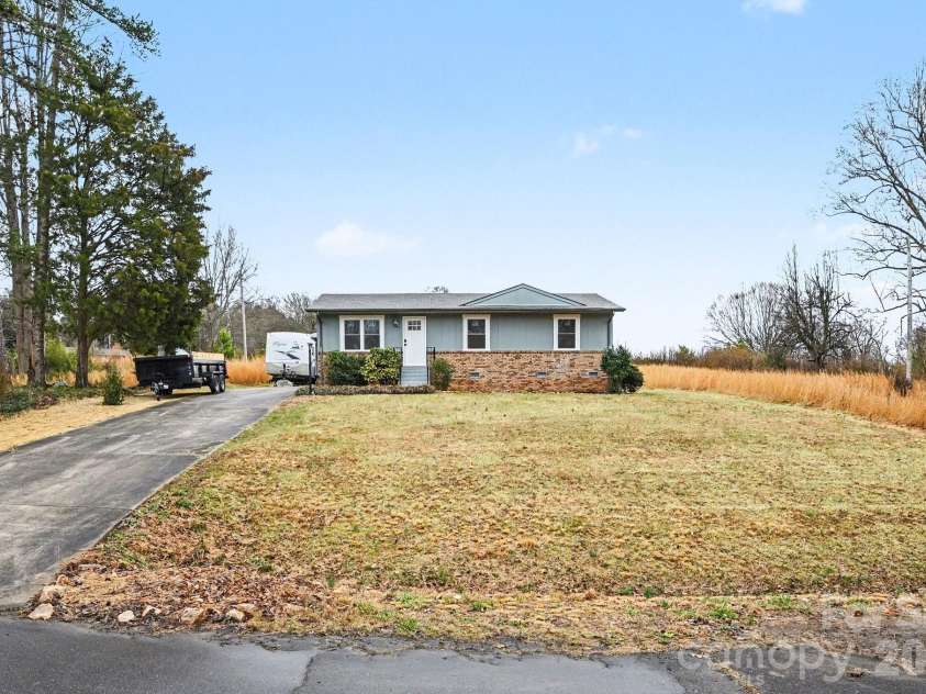 300 Lakewood Drive, Gastonia, NC 28056.  MLS# CAR4350014, YatesRealty ID 6804. 