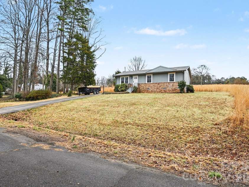 300 Lakewood Drive, Gastonia, NC 28056.  MLS# CAR4350014, YatesRealty ID 6804. 