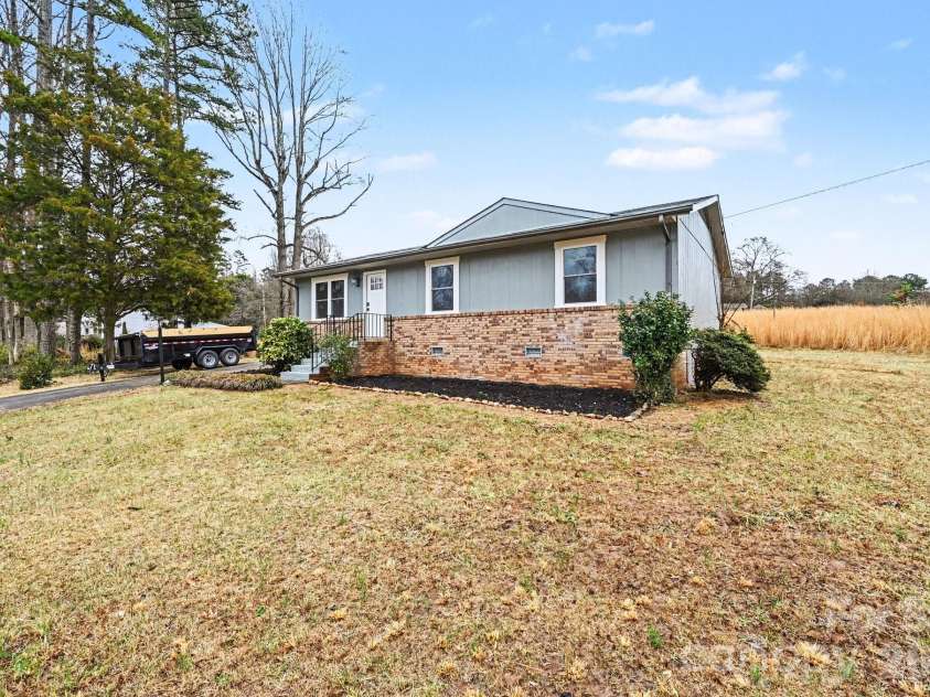 300 Lakewood Drive, Gastonia, NC 28056.  MLS# CAR4350014, YatesRealty ID 6804. 