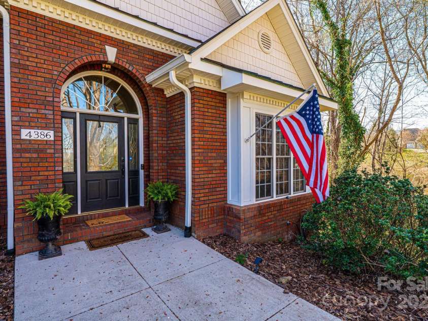 4386 2nd Street Lane, Hickory, NC 28601.  MLS# CAR4239045, YatesRealty ID 6804. 
