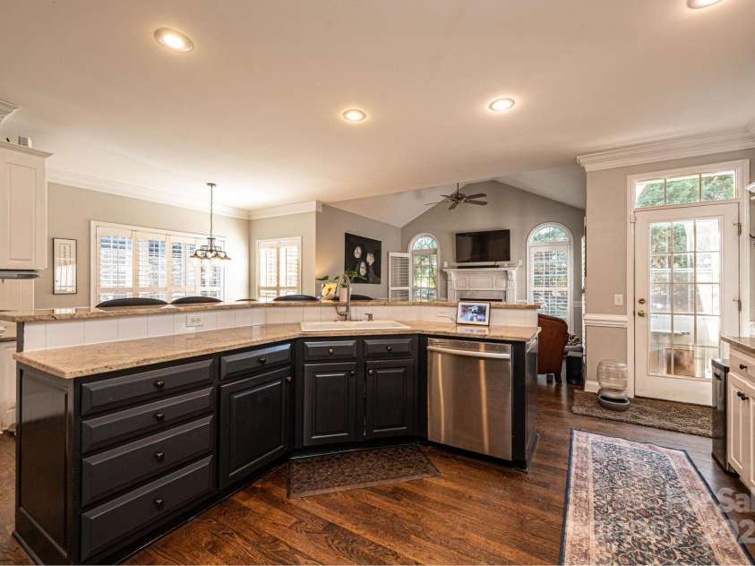 4386 2nd Street Lane, Hickory, NC 28601.  MLS# CAR4239045, YatesRealty ID 6804. 