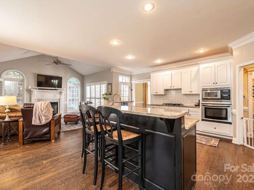 4386 2nd Street Lane, Hickory, NC 28601.  MLS# CAR4239045, YatesRealty ID 6804. 