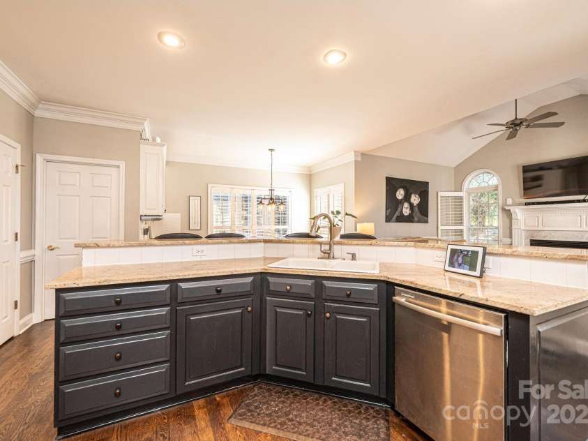 4386 2nd Street Lane, Hickory, NC 28601.  MLS# CAR4239045, YatesRealty ID 6804. 