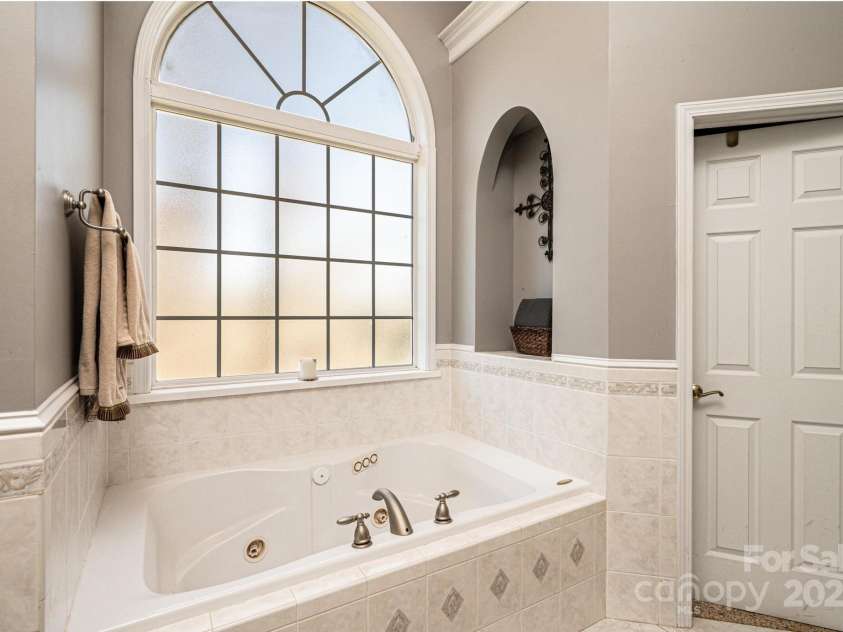 4386 2nd Street Lane, Hickory, NC 28601.  MLS# CAR4239045, YatesRealty ID 6804. 