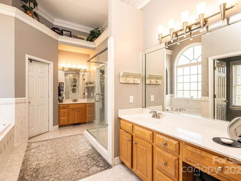 4386 2nd Street Lane, Hickory, NC 28601.  MLS# CAR4239045, YatesRealty ID 6804. 