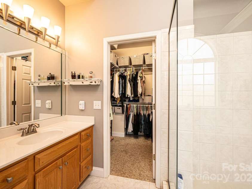 4386 2nd Street Lane, Hickory, NC 28601.  MLS# CAR4239045, YatesRealty ID 6804. 