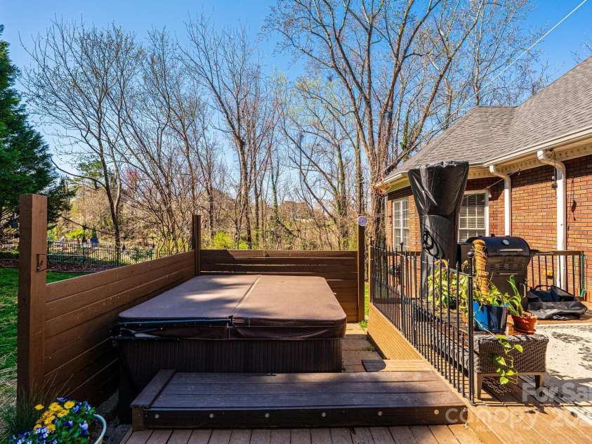 4386 2nd Street Lane, Hickory, NC 28601.  MLS# CAR4239045, YatesRealty ID 6804. 