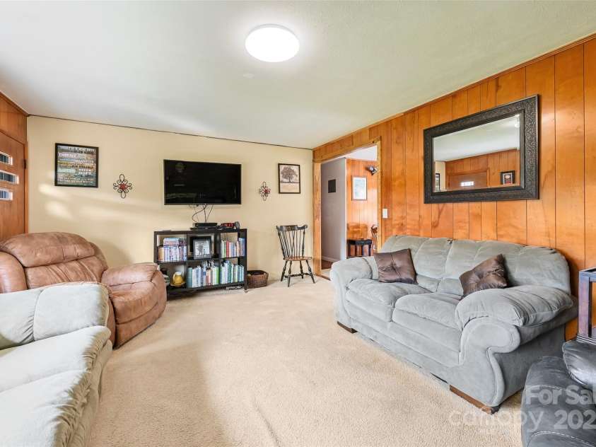 29 Delta Drive, Hendersonville, NC 28792.  MLS# CAR4243212, YatesRealty ID 6806. Main home