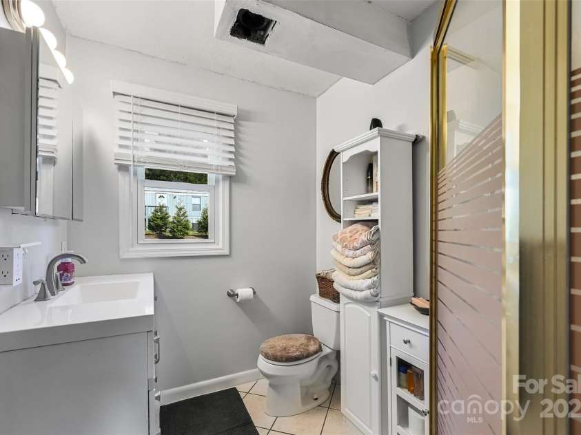 29 Delta Drive, Hendersonville, NC 28792.  MLS# CAR4243212, YatesRealty ID 6806. Main home upper bath