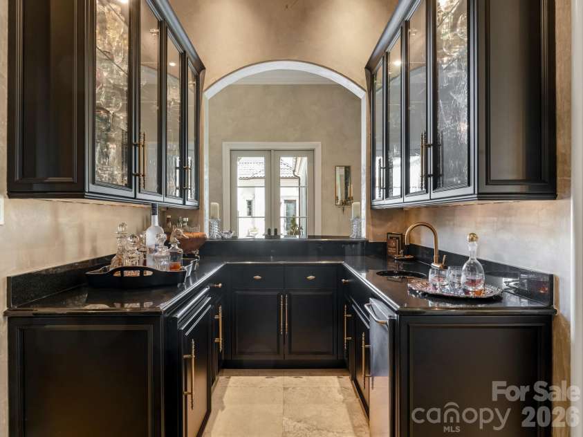 8524 Winged Bourne Road, Charlotte, NC 28210.  MLS# CAR4358780, YatesRealty ID 6808. Bar/Butler's Pantry 