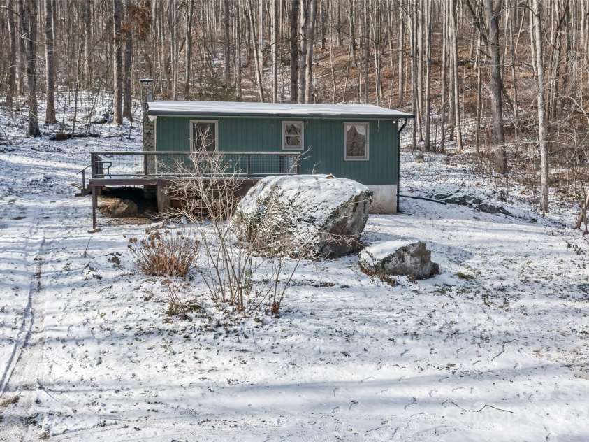 183 Stoney Fork Road, Barnardsville, NC 28709.  MLS# CAR4213332, YatesRealty ID 6809. Front view of this great mountain cabin