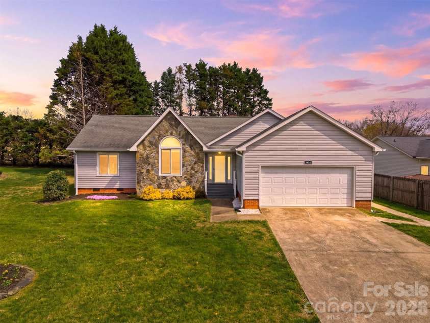 1951 19th Avenue Drive, Hickory, NC 28601.  MLS# CAR4360465, YatesRealty ID 6810. 