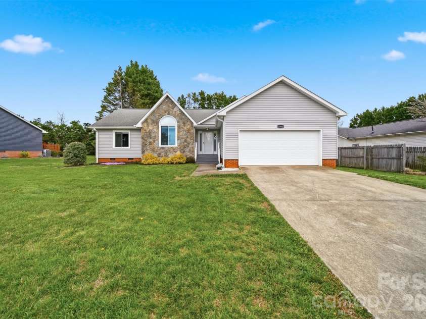 1951 19th Avenue Drive, Hickory, NC 28601.  MLS# CAR4360465, YatesRealty ID 6810. 