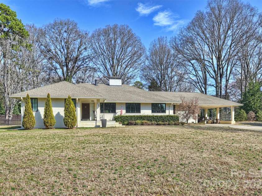 2100 Sunderland Place, Charlotte, NC 28211.  MLS# CAR4220648, YatesRealty ID 6810. 