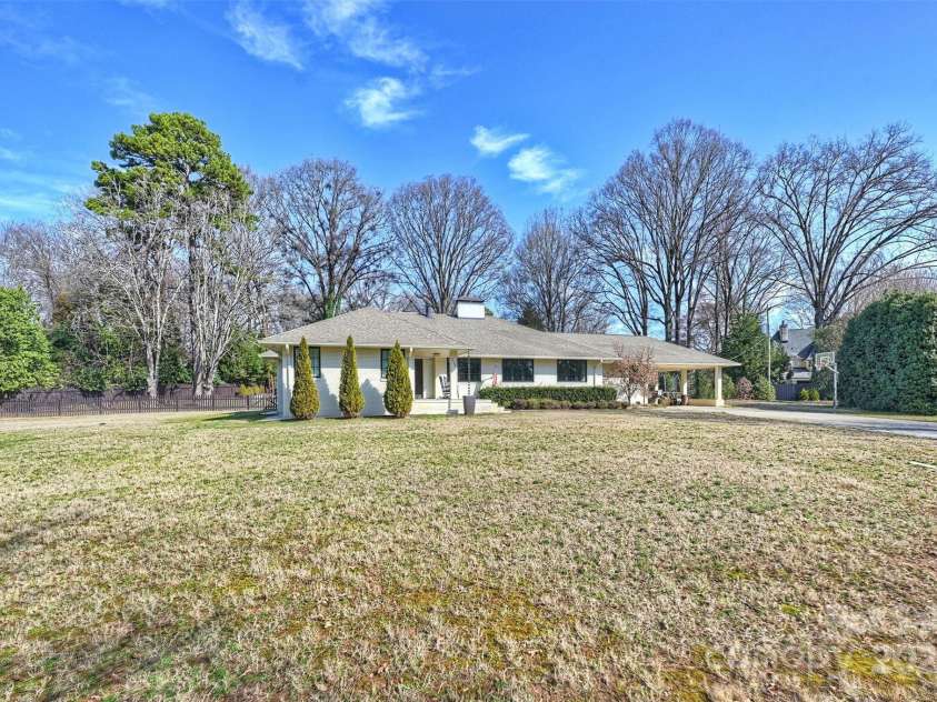 2100 Sunderland Place, Charlotte, NC 28211.  MLS# CAR4220648, YatesRealty ID 6810. 