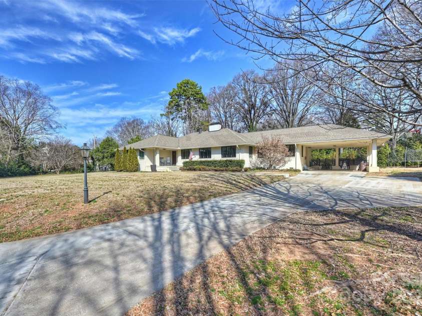 2100 Sunderland Place, Charlotte, NC 28211.  MLS# CAR4220648, YatesRealty ID 6810. 