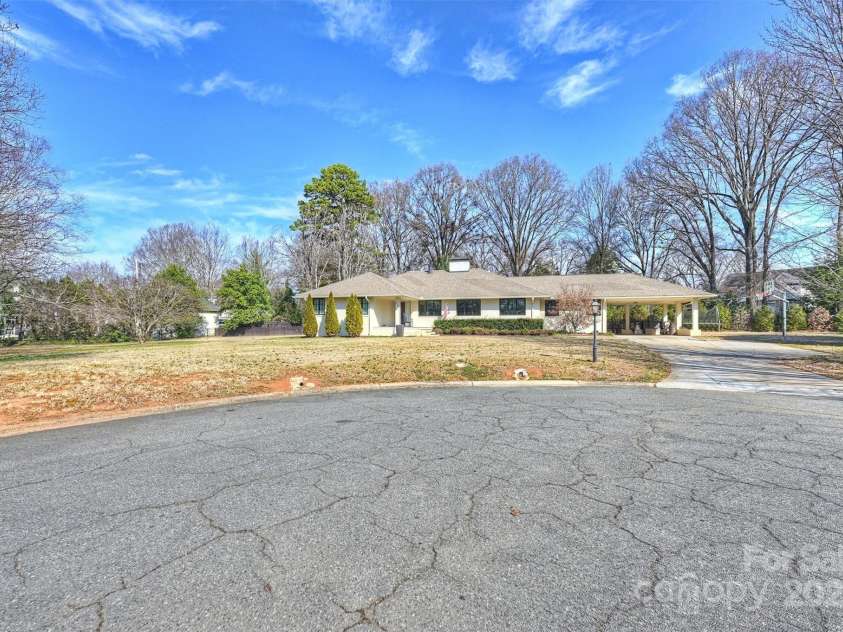 2100 Sunderland Place, Charlotte, NC 28211.  MLS# CAR4220648, YatesRealty ID 6810. 