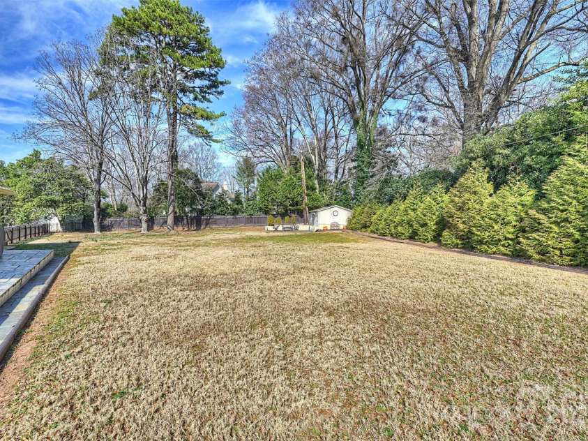 2100 Sunderland Place, Charlotte, NC 28211.  MLS# CAR4220648, YatesRealty ID 6810. 