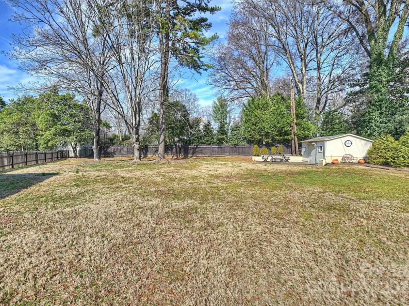 2100 Sunderland Place, Charlotte, NC 28211.  MLS# CAR4220648, YatesRealty ID 6810. 