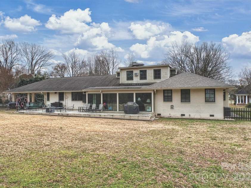 2100 Sunderland Place, Charlotte, NC 28211.  MLS# CAR4220648, YatesRealty ID 6810. 
