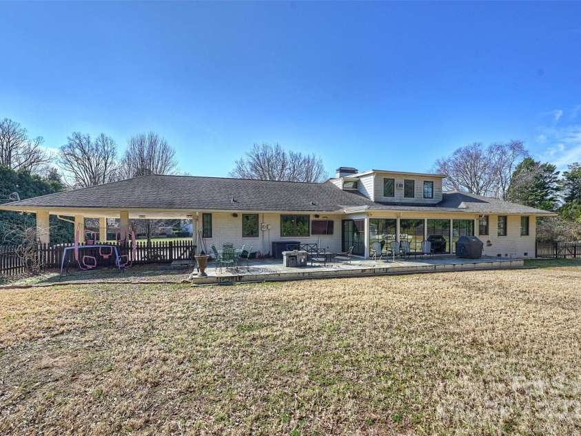 2100 Sunderland Place, Charlotte, NC 28211.  MLS# CAR4220648, YatesRealty ID 6810. 