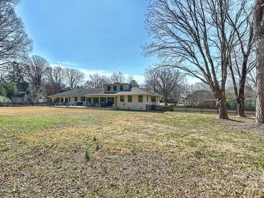2100 Sunderland Place, Charlotte, NC 28211.  MLS# CAR4220648, YatesRealty ID 6810. 