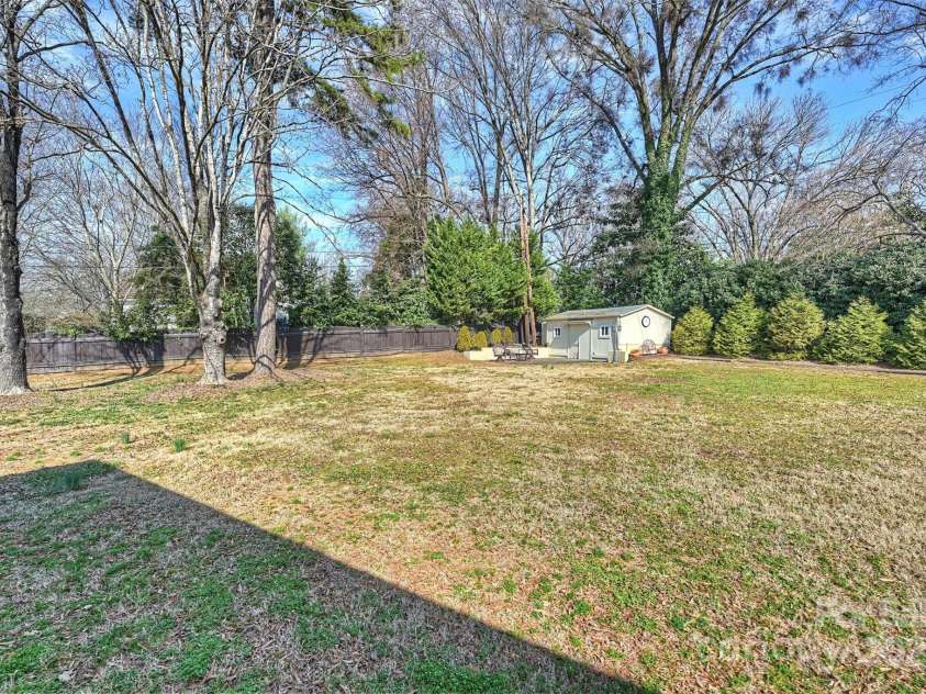 2100 Sunderland Place, Charlotte, NC 28211.  MLS# CAR4220648, YatesRealty ID 6810. 