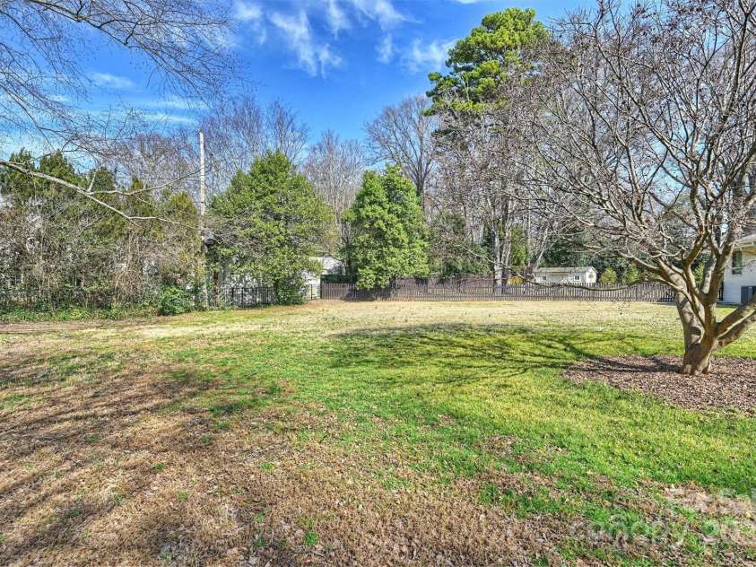 2100 Sunderland Place, Charlotte, NC 28211.  MLS# CAR4220648, YatesRealty ID 6810. 