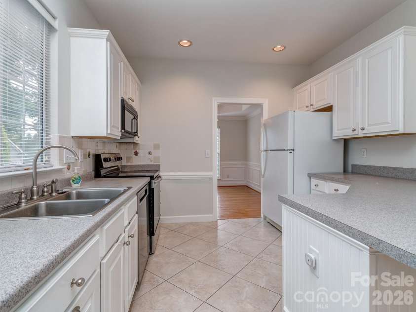 6221 Caslon Court, Charlotte, NC 28270.  MLS# CAR4345739, YatesRealty ID 6811. Kitchen 