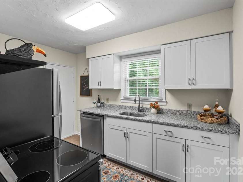 343 Wakefield Drive, Charlotte, NC 28209.  MLS# CAR4238200, YatesRealty ID 6812. 