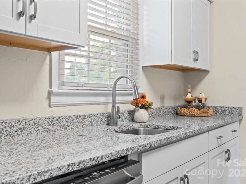 343 Wakefield Drive, Charlotte, NC 28209.  MLS# CAR4238200, YatesRealty ID 6812. 