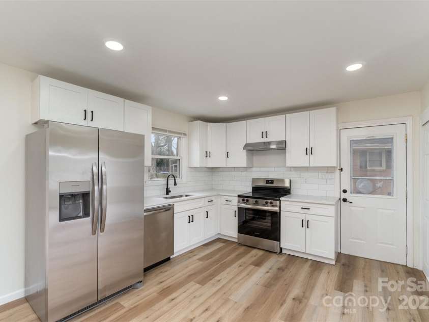 510 Colony Acres Drive, Charlotte, NC 28217.  MLS# CAR4233708, YatesRealty ID 6817. 