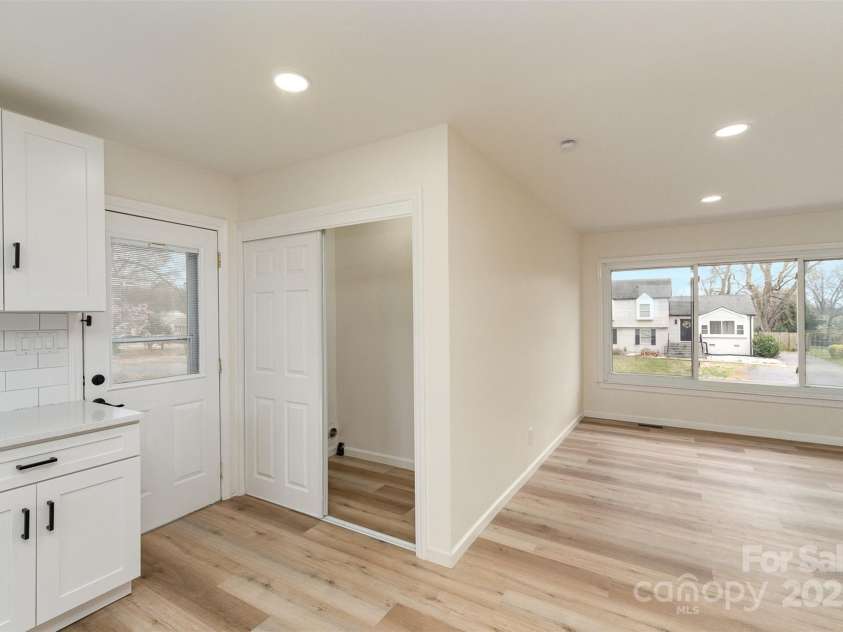 510 Colony Acres Drive, Charlotte, NC 28217.  MLS# CAR4233708, YatesRealty ID 6817. 