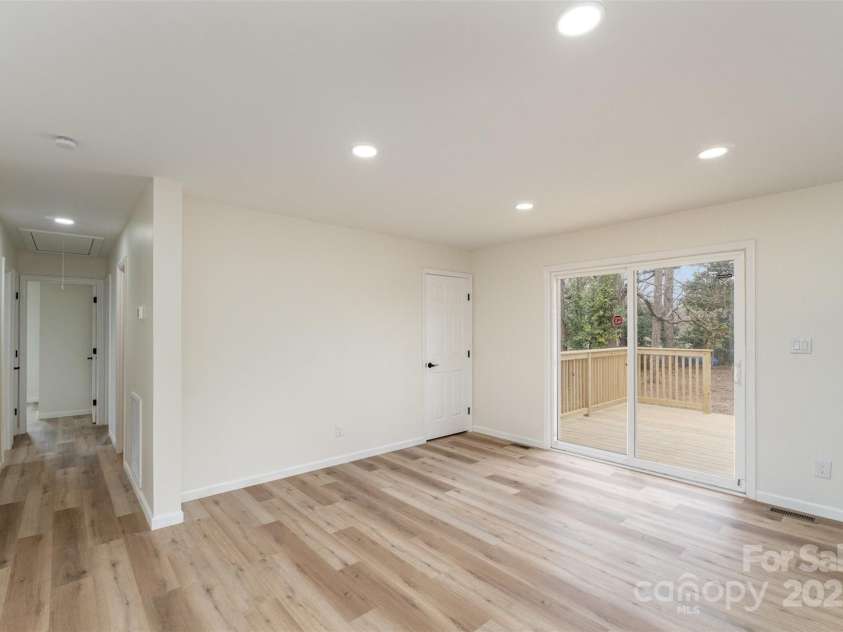 510 Colony Acres Drive, Charlotte, NC 28217.  MLS# CAR4233708, YatesRealty ID 6817. 