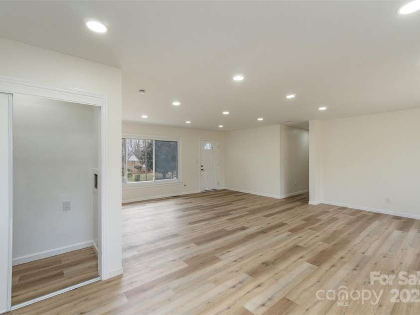 510 Colony Acres Drive, Charlotte, NC 28217.  MLS# CAR4233708, YatesRealty ID 6817. 