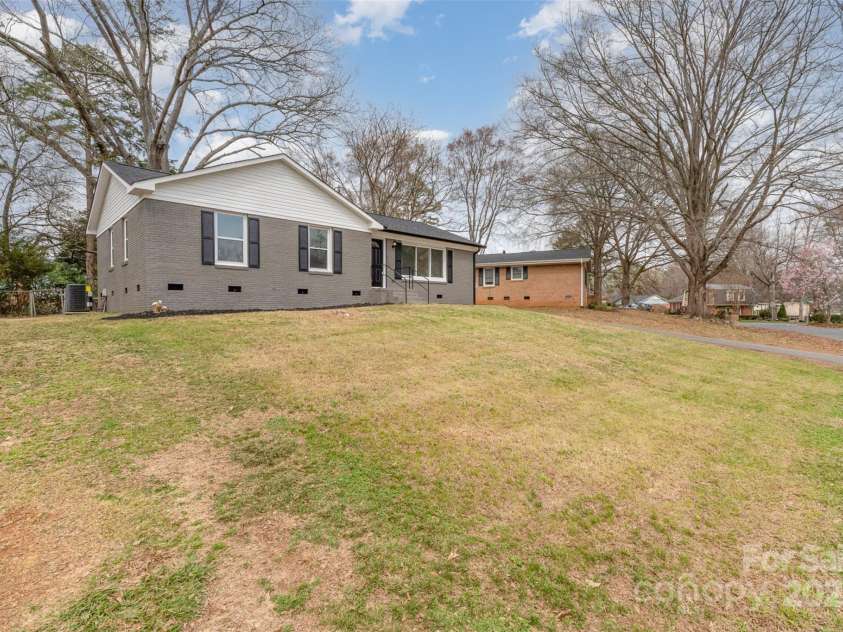 510 Colony Acres Drive, Charlotte, NC 28217.  MLS# CAR4233708, YatesRealty ID 6817. 