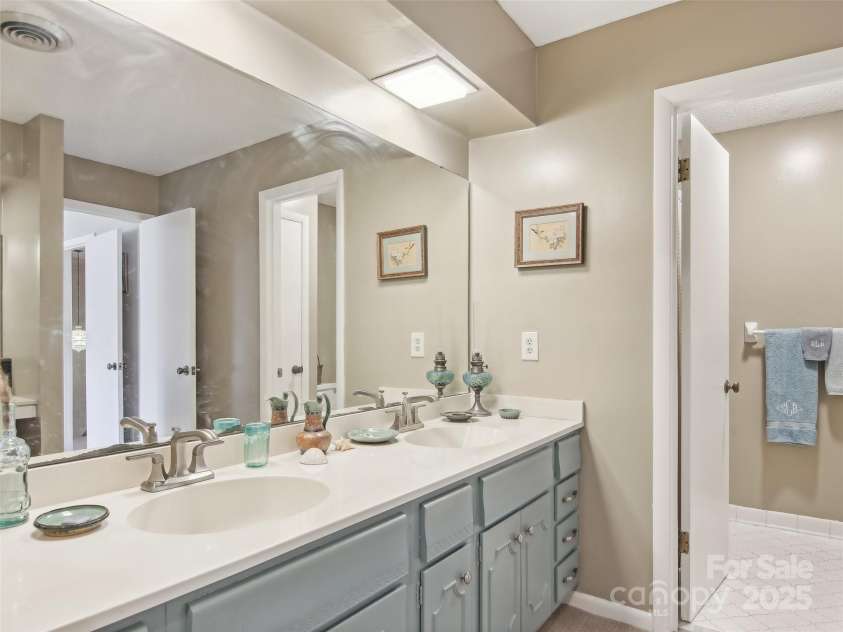 502 Crowfields Lane, Asheville, NC 28803.  MLS# CAR4239571, YatesRealty ID 6818. 